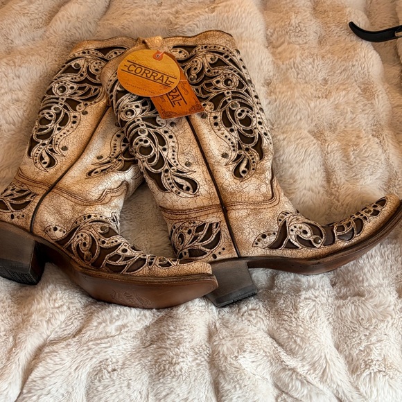 Corral Cream and Brown women’s Embroidered Boots size 9